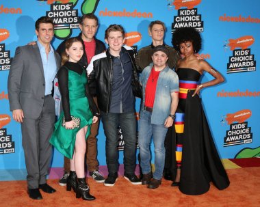 Henry tehlike dökme, Cooper Barnes, Ella Anderson, Jeffrey Nicholas Brown, Michael Cohen, Jace Norman, Sean Ryan Fox, Riele çıkışlar