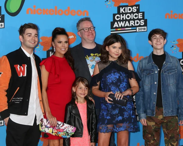 Rosa Blasi, Chris Tallman, Maya Le Clark, Jack Griffo, Addison Riecke, Diego Velazquez — Stockfoto