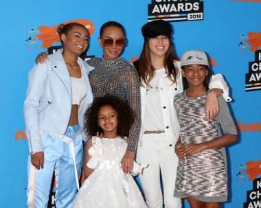 Phoenix Chi Gulzar, Mel B, Madison Belafonte, Giselle Belafonte, Angel Iris Murphy Brown kahverengi