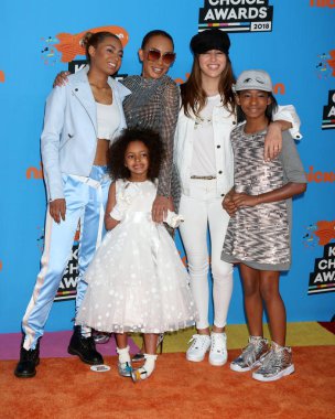 Phoenix Chi Gulzar, Mel B, Madison Belafonte, Giselle Belafonte, Angel Iris Murphy Brown kahverengi