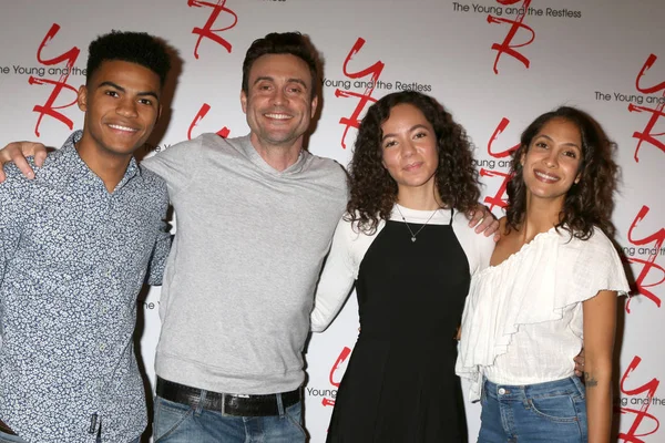 Noah Alexander Gerry, Daniel Goddard, Christel Khalil, Lexie Stevenson — Stockfoto