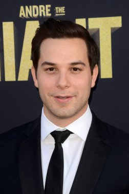 aktör Skylar Astin 