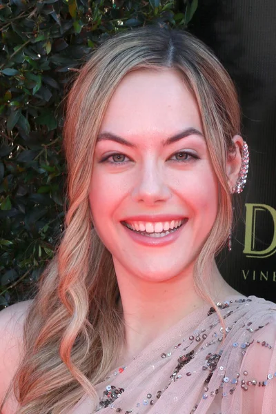 Los Angeles - 27 Nisan: Annika Noelle yaratıcı üzerinde 27 Nisan 2018 Pasadena Pasadena, Ca sivil Auditorium, 2018 gündüz Emmy Ödülleri-