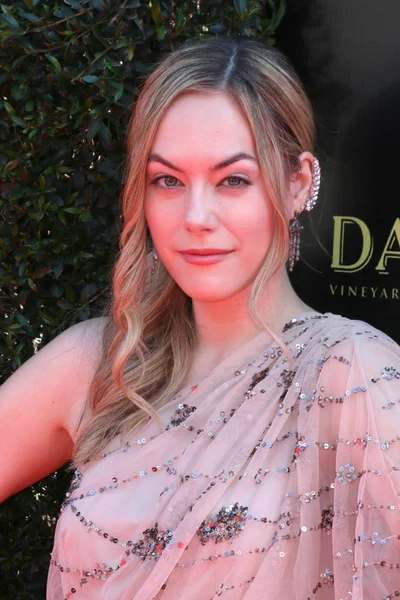 Los Angeles - 27 Nisan: Annika Noelle yaratıcı üzerinde 27 Nisan 2018 Pasadena Pasadena, Ca sivil Auditorium, 2018 gündüz Emmy Ödülleri-