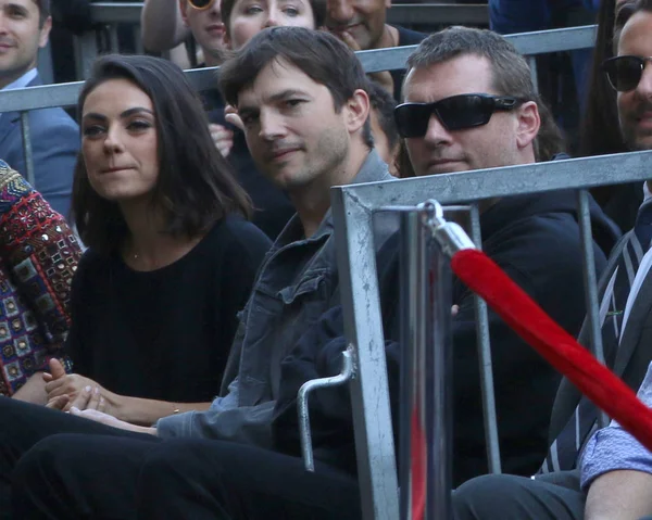 Mila Kunis, Ashton Kutcher, Sam Worthington — Zdjęcie stockowe