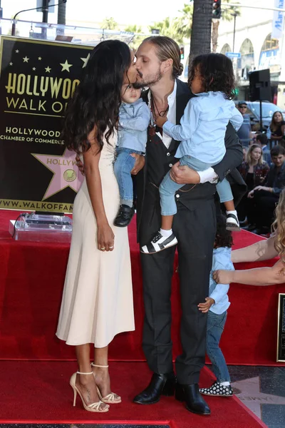 Zoe Saldana, Marco Perego, sons — Stock Photo, Image