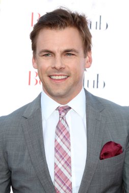 aktör Tommy Dewey 
