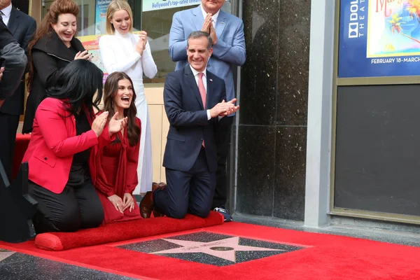 Idina Menzel ja Kristen Bell Star seremonia — kuvapankkivalokuva