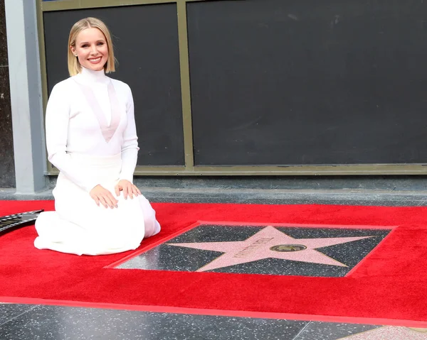 Cérémonie des étoiles Idina Menzel et Kristen Bell — Photo