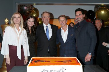 Eric Braeden Genç ve R 'de 40. yıldönümünü kutluyor.