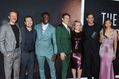 Los Angeles - 24 Şubat - Michael Dorman, Leigh Whannell, Aldis Hodge, Jason Blum, Elisabeth Moss, Oliver Jackson-Cohen, and Storm Reid The Invisible Man 'in galasında 24 Şubat 2020 tarihinde Los Angeles, Ca