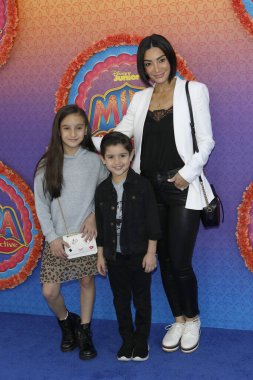 Los Angeles - Mar 7: Dominic Lopez, Gia Francesca Lopez ve Courtney Mazza Disney Junior 'ın 7 Mart 2020' de Burbank, Ca