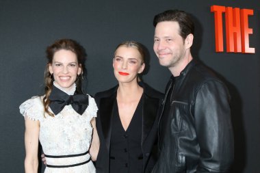 Los Angeles-Hilary Swank, Betty Gilpin, Ike Barinholtz, 9 Mart 2020 'de Los Angeles' ta Arclight Hollywood 'daki 