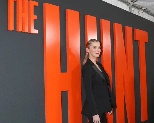 Los Angeles Mar Betty Gilpin Hunt Premiere Arclight Hollywood March — Stock Photo, Image