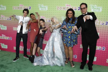 LOS ANGELES - JAN 25:  Daniel DiMaggio, Carly Hughes, Julia Butters, Meg Donnelly, Katy Mixon, Diedrich Bader at the 