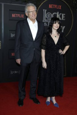 Los Angeles - Şubat 5: Carlton Cuse, Meredith Averill, 5 Şubat 2020 tarihinde Los Angeles, Ca 'da bulunan Mısır Tiyatrosu' nda 