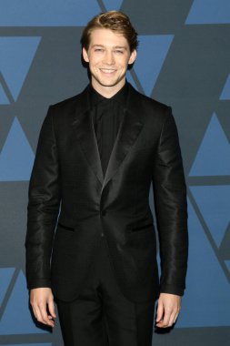 LOS ANGELES - OCT 27: Joe Alwyn Dolby Tiyatrosu 'ndaki Valilik Ödülleri' nde 27 Ekim 2019, Los Angeles, CA