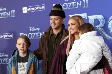 LOS ANGELES - NOV 7: Bronx Wentz, Evan Ross, Ashlee Simpson, Jagger Snow Ross Dolby Tiyatrosu 'ndaki 