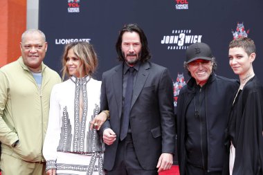 Laurence Fishburne, Halle Berry, Keanu Reeves, Ian McShane, Asia Kate Dillon, Keanu Reeves Hand and Foot Print Seremonisinde 14 Mayıs 2019 tarihinde Los Angeles, CA