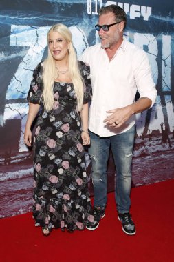 LOS ANGELES - 12 AUG: Tori Spelling, Dean McDermott 