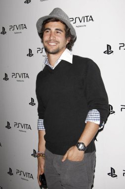 LOS ANGELES - 15 Şubat 2012 'de Sony PlayStation AE' de Danny Lopes 15 Şubat 2012 'de Siren Stüdyoları' ndaki PS VITA Portable Entertainment System 'i tanıttı.