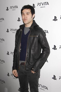 LOS ANGELES - 15 Şubat 2012 'de Sony PlayStation AE' de Pete Wentz 15 Şubat 2012 'de Siren Stüdyoları' nda PS VITA Portable Entertainment System 'i tanıttı.