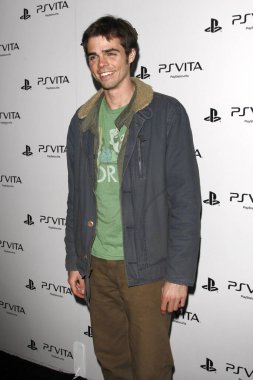 LOS ANGELES - 15 Şubat 2012 'de Sony PlayStation AE' de Reid Ewing 15 Şubat 2012 'de Siren Stüdyoları' nda PS VITA Portable Entertainment System 'i tanıttı.