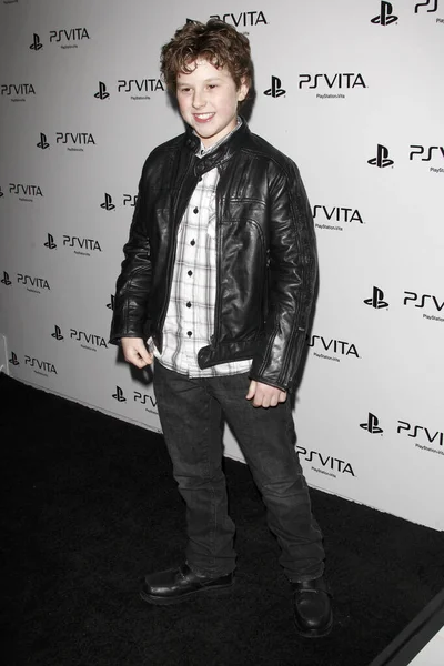 ロサンゼルス 2012年2月15日 Nolan Gould Sony Playstation Aeは カリフォルニア州ロサンゼルスで2012年2月15日に開催されたSiren StudiosのPs Vitaポータブルエンターテイメントシステムを発表しました — ストック写真