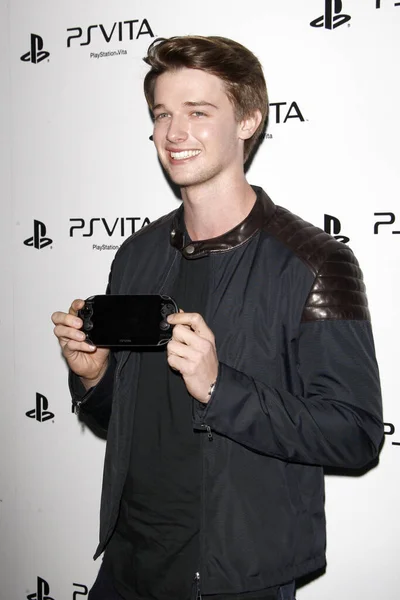 Los Angeles Feb Patrick Schwarzenegger Sony Playstationae Unveils Vita Portable — 스톡 사진