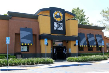 LOS ANGELES - 11 Nisan 2020 'de San Bernardino, CA' da, İşletmedeki Buffalo Vahşi Kanatları Resturant ve İşaretleri Konukseverlik Şeridi 'ndeki COVID-19' a tepki veriyor.