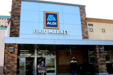 LOS ANGELES - 11 Nisan 2020 'de San Bernardino, CA' da Konukseverlik Yolundaki COVID-19 'a tepki gösteren Aldi Mağazası ve İşaretleri