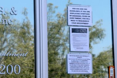 LOS ANGELES - 11 Nisan 2020 'de San Bernardino, CA' da konukseverlik şeridinde COVID-19 'a tepki gösteren İşletmedeki Diş Hekimliği Ofisi