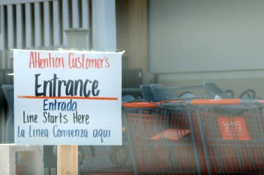 LOS ANGELES - 11 Nisan 2020 'de San Bernardino, CA' da konukseverlik şeridinde COVID-19 'a tepki gösteren Home Depot Store and Signage