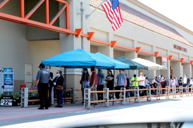LOS ANGELES - 11 Nisan 2020 'de San Bernardino, CA' da konukseverlik şeridinde COVID-19 'a tepki gösteren Home Depot Store and Signage