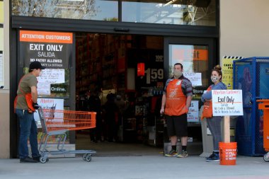 LOS ANGELES - 11 Nisan 2020 'de San Bernardino, CA' da konukseverlik şeridinde COVID-19 'a tepki gösteren Home Depot Store and Signage