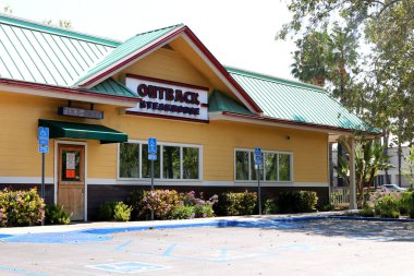 LOS ANGELES - 11 Nisan 2020 'de San Bernardino, CA' da, İşletmedeki Biftek Resturant ve İmza Merkezi, Konukseverlik Yolu 'ndaki COVID-19' a tepki gösterdi.