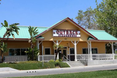 LOS ANGELES - 11 Nisan 2020 'de San Bernardino, CA' da, İşletmedeki Biftek Resturant ve İmza Merkezi, Konukseverlik Yolu 'ndaki COVID-19' a tepki gösterdi.