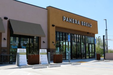 LOS ANGELES - 11 Nisan 2020 'de San Bernardino, CA' da Konukseverlik Yolunda COVID-19 'a tepki veren Panera Ekmek Resturant Front