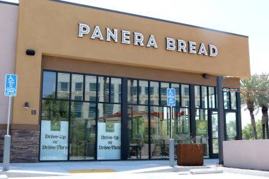 LOS ANGELES - 11 Nisan 2020 'de San Bernardino, CA' da, İşletmelerde Panera Ekmek Resturant Front Sinyali Konukseverlik Yolu 'nda COVID-19' a tepki verdi.