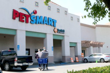 LOS ANGELES - 11 Nisan 2020 'de San Bernardino, CA' da, İşletmecilik 'ten alışveriş yapanlar COVID-19' a tepki verdiler.