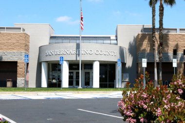 LOS ANGELES - 11 Nisan 2020 'de San Bernardino' da San Bernardino İl Ofisleri Konukseverlik Şeridi 'nde COVID-19' a tepki gösterdi.