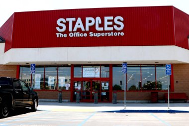 LOS ANGELES - 11 Nisan 2020 'de San Bernardino, CA' da COVID-19 'a tepki gösteren Staples Mağazası ve İşletmedeki tabela