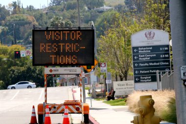 LOS ANGELES - 11 Nisan 2020 'de Loma Linda, CA' da bulunan Loma Linda Üniversitesi Tıp Merkezi 'nde COVID-19 nedeniyle hastane ziyaretçi kısıtlaması tabelası