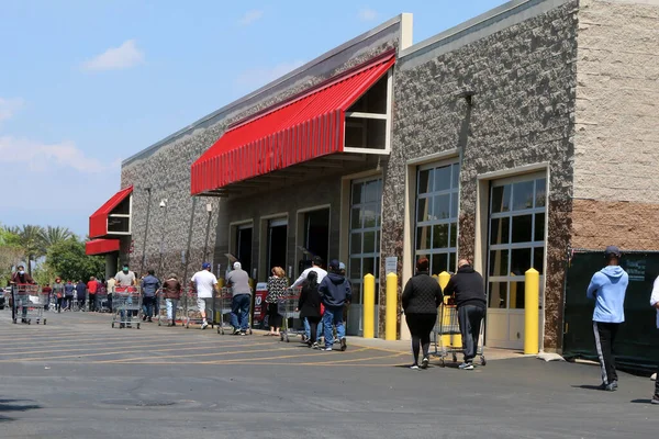 Los Angeles Kwiecień Costco Line Sklepu Dystansem Społecznym Firmach Reagujących — Zdjęcie stockowe