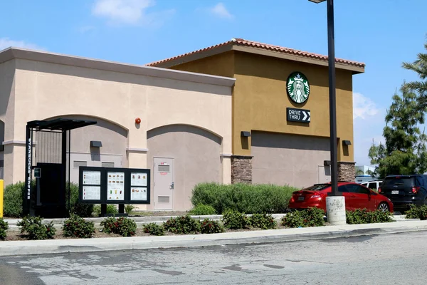 Los Angeles Kwiecień Starbucks Drive Thru Businesses Odpowiedzi Covid Torze — Zdjęcie stockowe