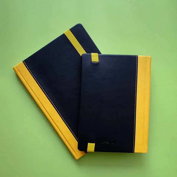 Widok Góry Czarnych Notebooków Notatników Zielonym Tle — Zdjęcie stockowe