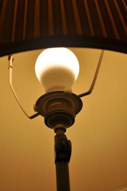 Eski bir abajur ışıklı ampul