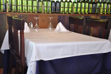 Tablo bir restoranda akşam yemeği hizmet için hazır