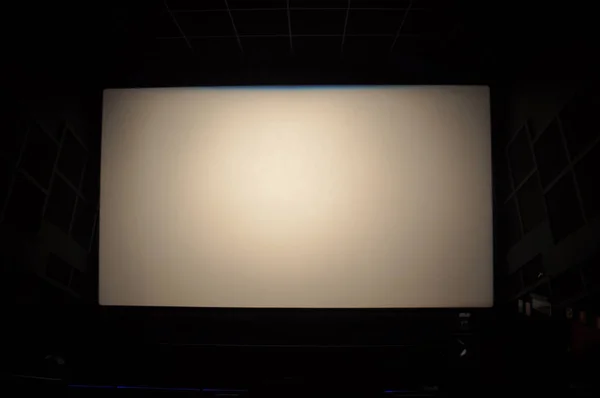 Tela de cinema branco antes da projeção do filme — Fotografia de Stock