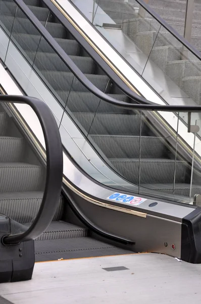 Escaleras mecánicas en un centro comercial Imagen De Stock